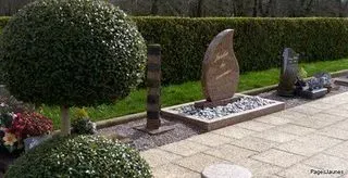 Aménagement d'un jardin du souvenir avec stèle gravée, petits arbustes et dallage