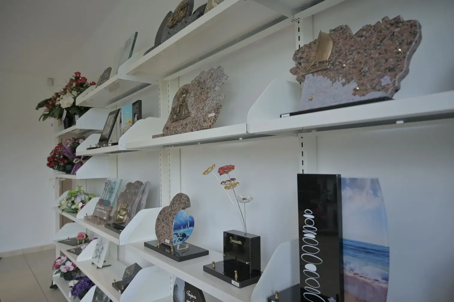 Étagères de magasin exposant diverses plaques funéraires personnalisées