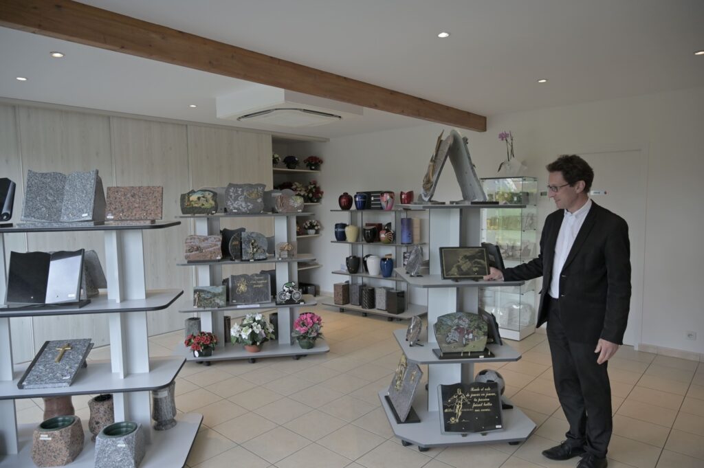 fleurs dans un vase dans un cimetiere