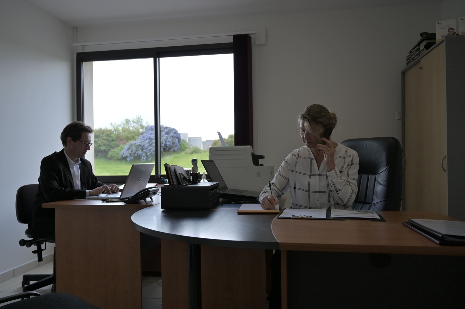 deux personnes dans un bureau