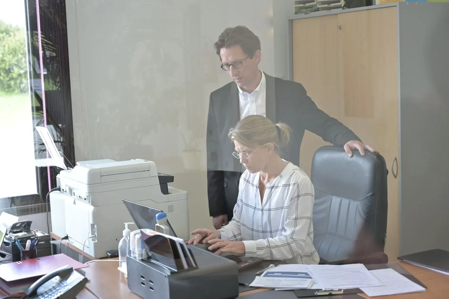 Équipe de conseillers funéraires travaillant ensemble dans un bureau d'accueil