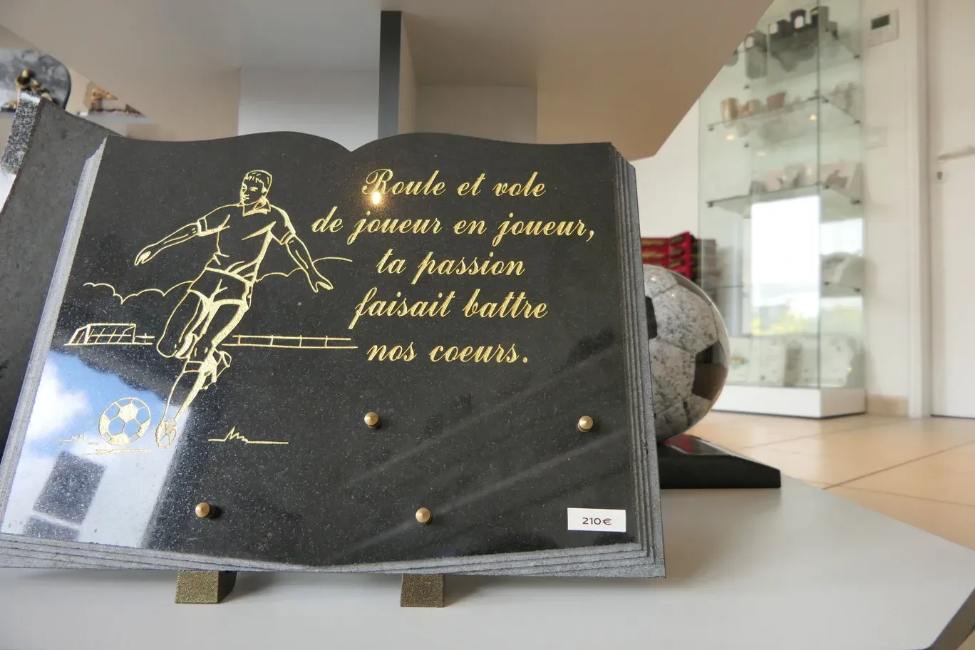 Plaque funéraire en granit sombre gravée en hommage à un joueur de football